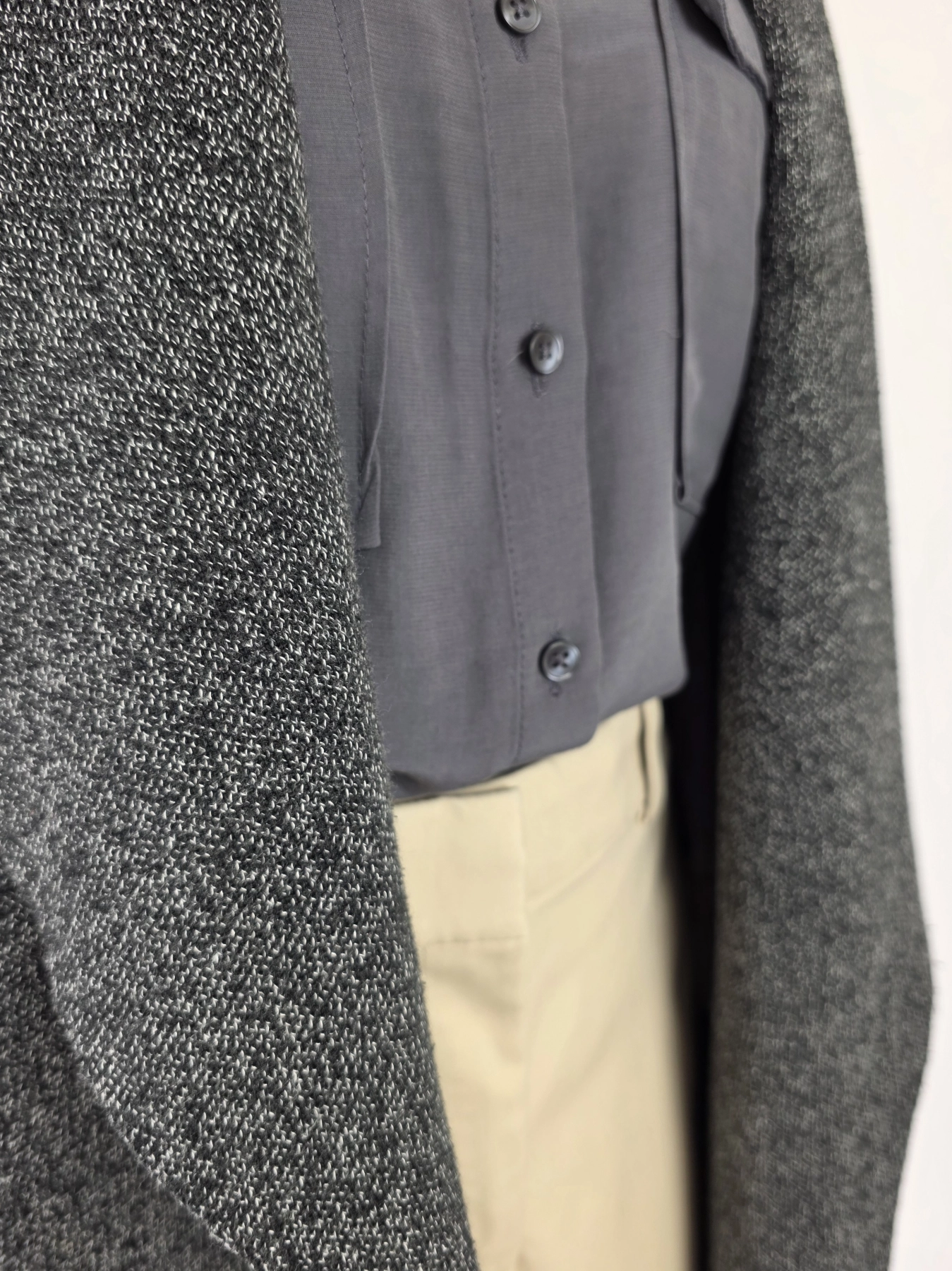 Elegancki komplet damski ze szarym kardiganem Zara Knit, koszulą Tom Tailor, spodniami oraz ozdobną broszką to stylowa stylizacja na co dzień i do pracy