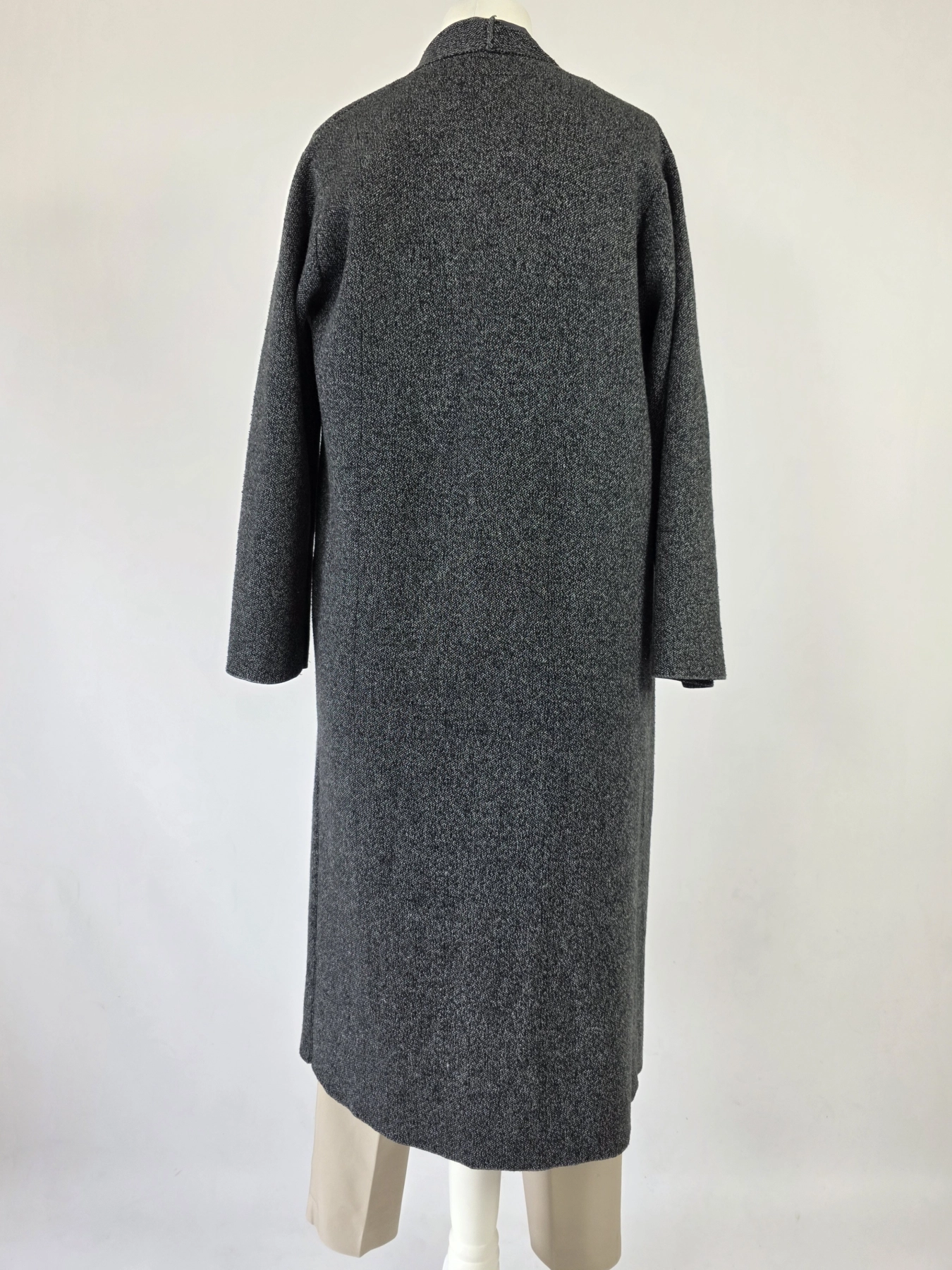Elegancki komplet damski ze szarym kardiganem Zara Knit, koszulą Tom Tailor, spodniami oraz ozdobną broszką to stylowa stylizacja na co dzień i do pracy