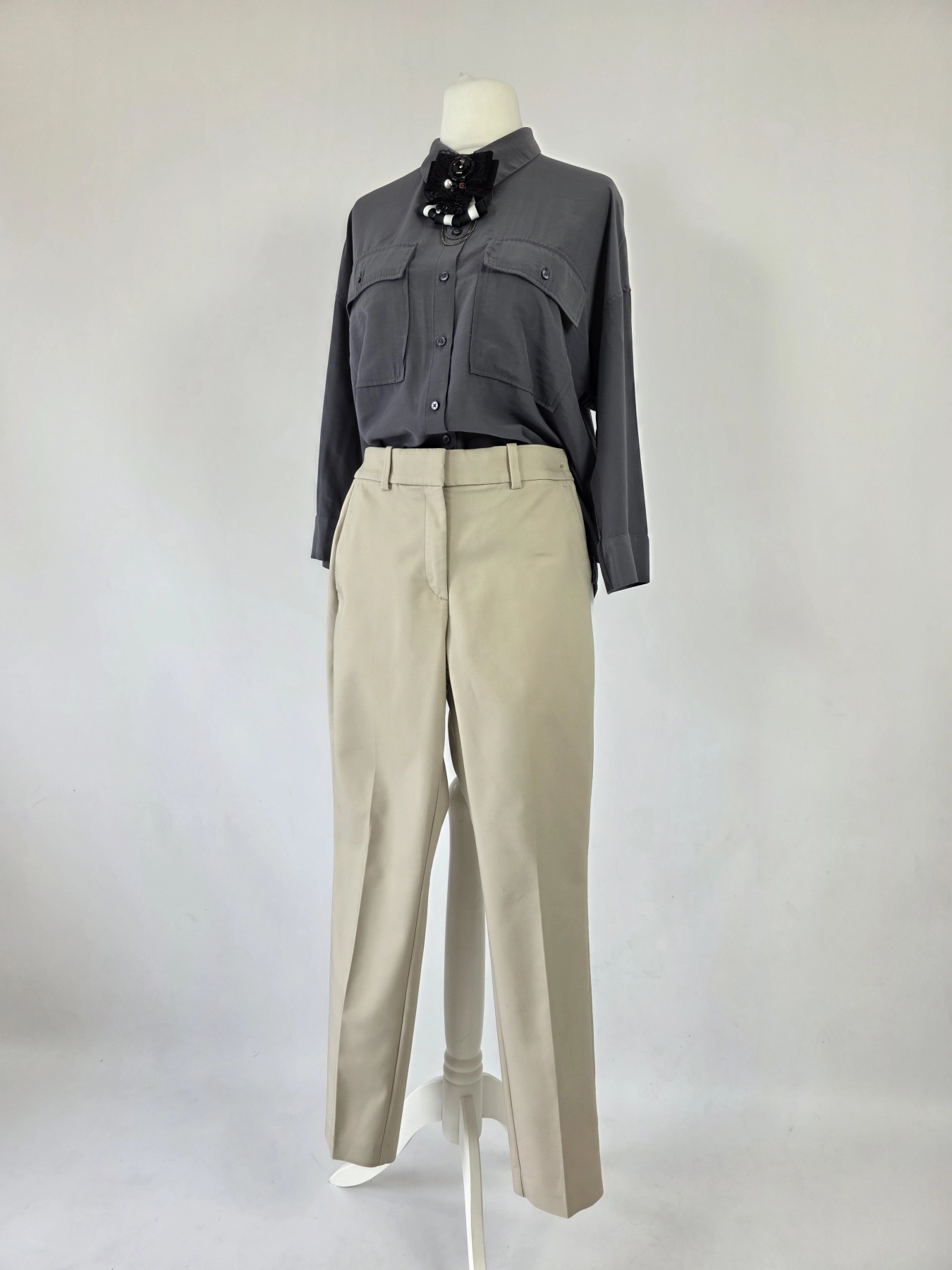Elegancki komplet damski ze szarym kardiganem Zara Knit, koszulą Tom Tailor, spodniami oraz ozdobną broszką to stylowa stylizacja na co dzień i do pracy
