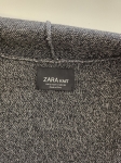 Elegancki komplet damski ze szarym kardiganem Zara Knit, koszulą Tom Tailor, spodniami oraz ozdobną broszką to stylowa stylizacja na co dzień i do pracy