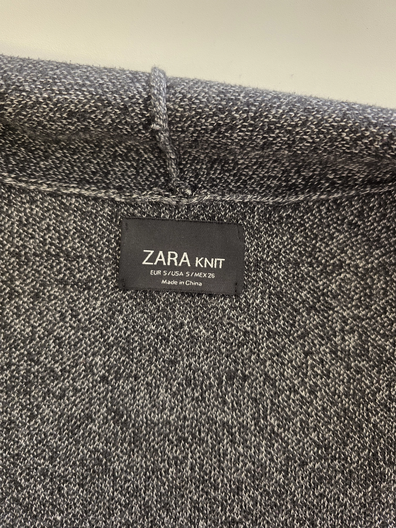 Elegancki komplet damski ze szarym kardiganem Zara Knit, koszulą Tom Tailor, spodniami oraz ozdobną broszką to stylowa stylizacja na co dzień i do pracy