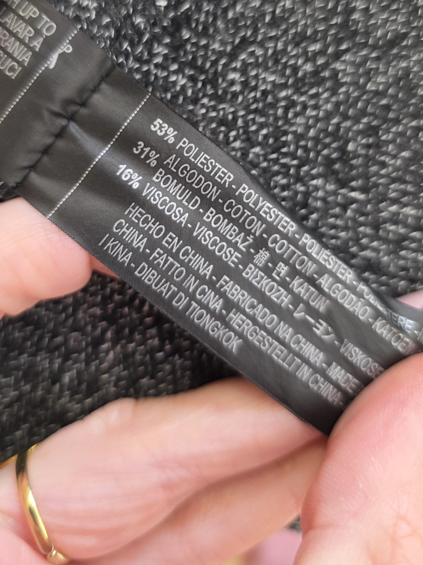Elegancki komplet damski ze szarym kardiganem Zara Knit, koszulą Tom Tailor, spodniami oraz ozdobną broszką to stylowa stylizacja na co dzień i do pracy