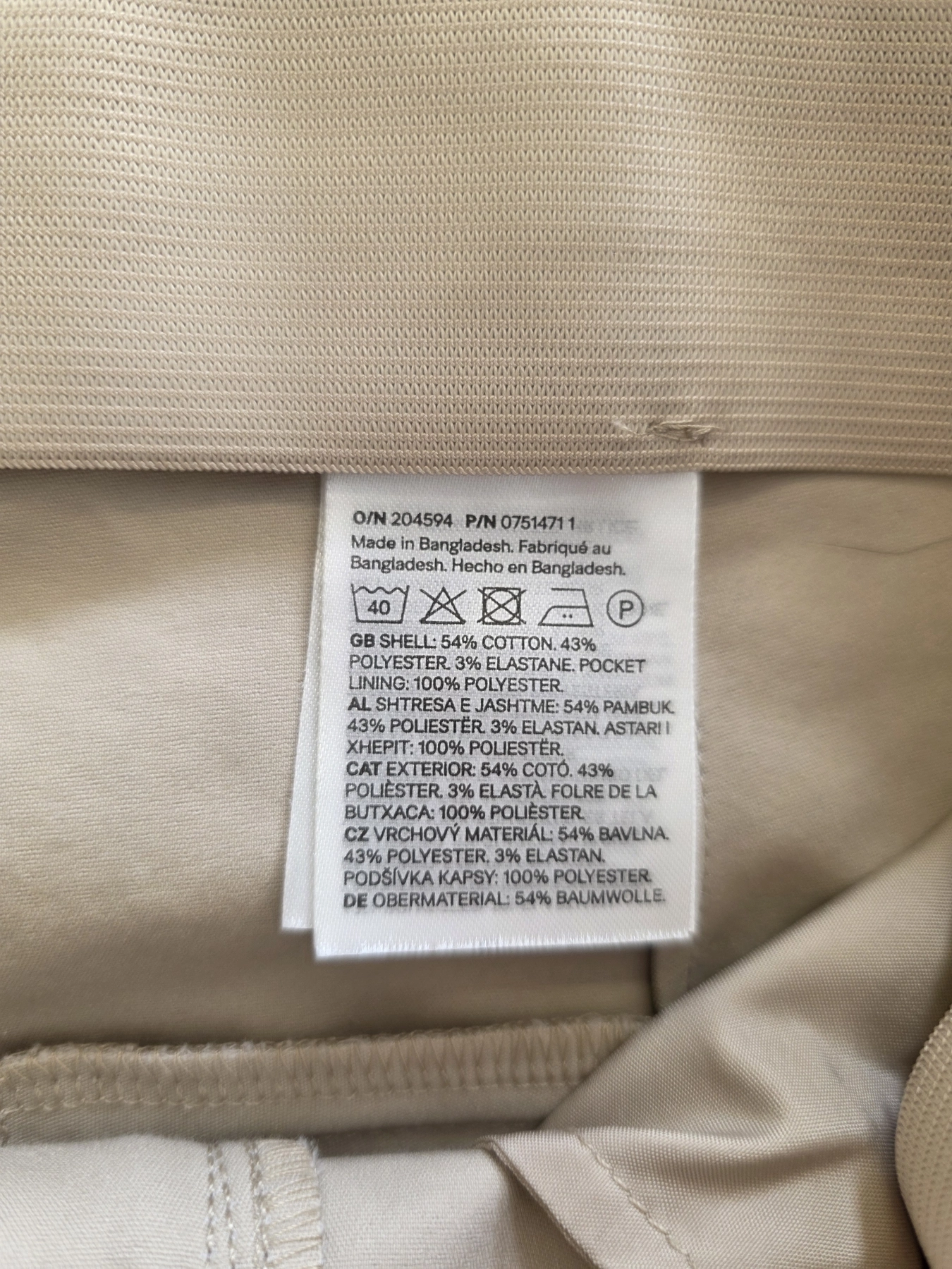 Elegancki komplet damski ze szarym kardiganem Zara Knit, koszulą Tom Tailor, spodniami oraz ozdobną broszką to stylowa stylizacja na co dzień i do pracy