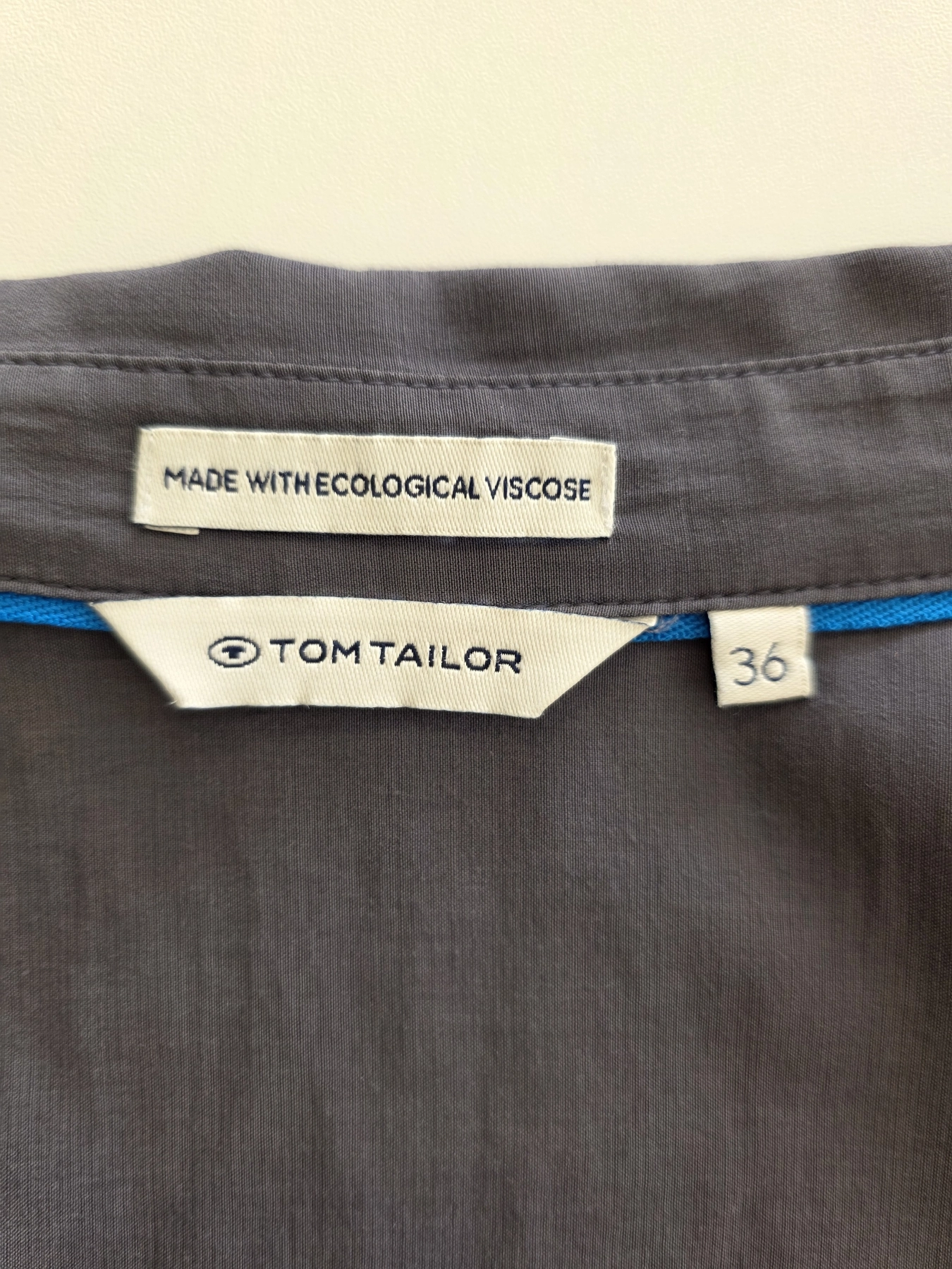 Elegancki komplet damski ze szarym kardiganem Zara Knit, koszulą Tom Tailor, spodniami oraz ozdobną broszką to stylowa stylizacja na co dzień i do pracy