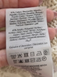 Damska stylizacja składająca się z kremowego bezrękawnika Selected / Femme o splotach warkoczowych oraz brązowo-szarych spodni z wysokim stanem to idealny zestaw premium łączący elegancję z codziennym komfortem