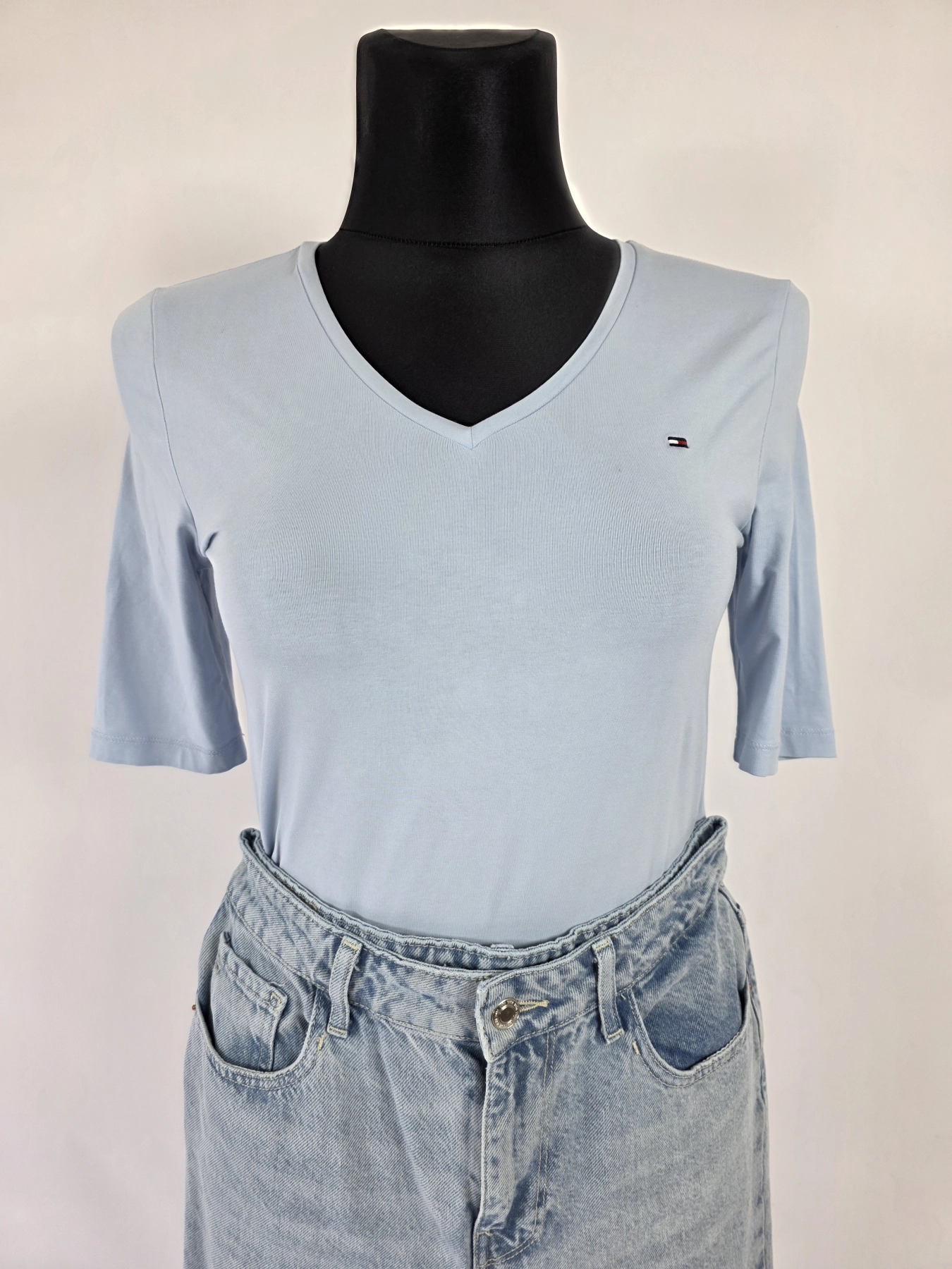 Kompletna damska stylizacja premium składająca się z marynarki w kratkę, t-shirtu Tommy Hilfiger z dekoltem V oraz jeansów Zara z wysokim stanem