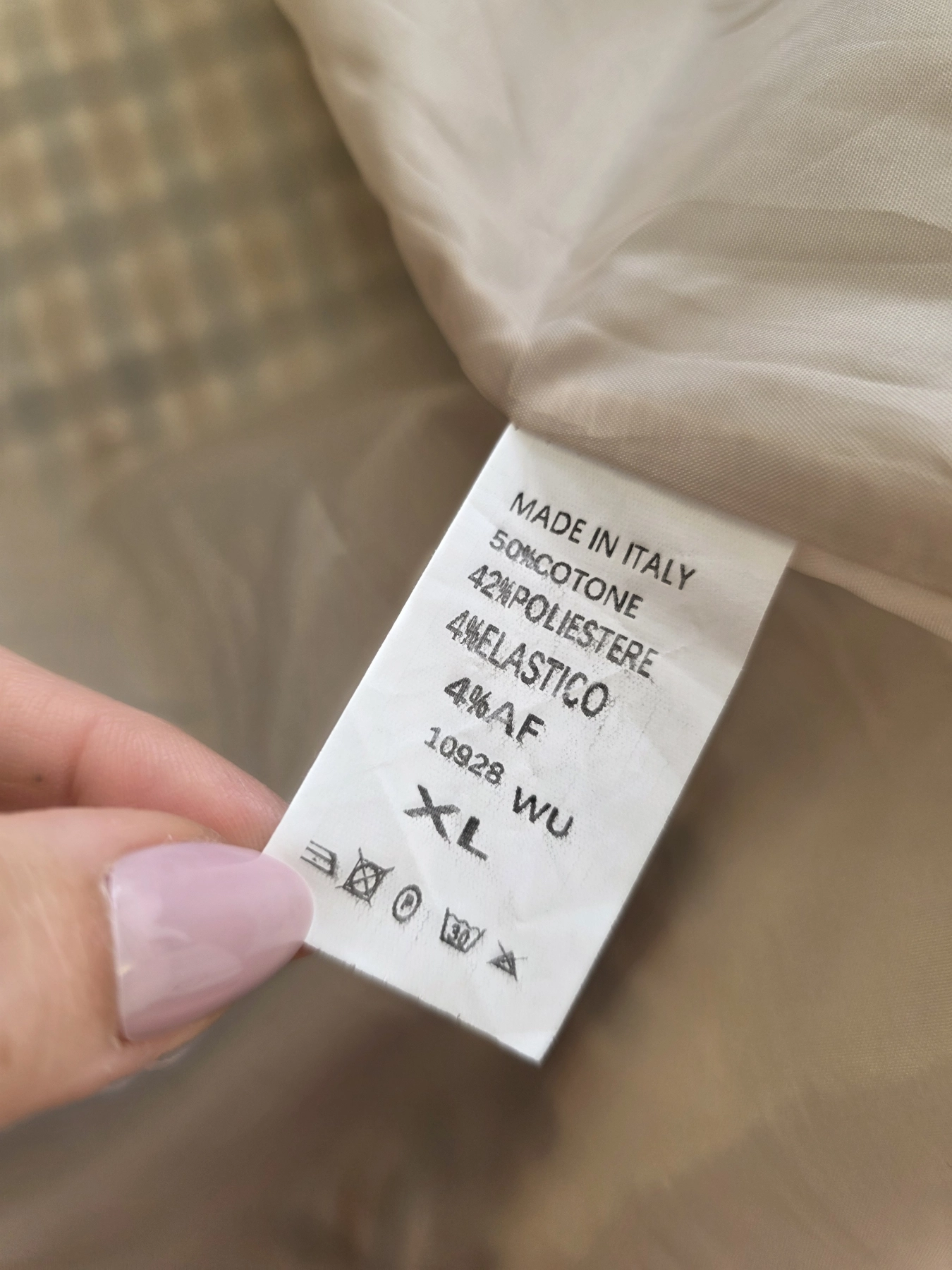Kompletna damska stylizacja premium składająca się z marynarki w kratkę, t-shirtu Tommy Hilfiger z dekoltem V oraz jeansów Zara z wysokim stanem