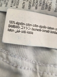 Kompletna damska stylizacja premium składająca się z marynarki w kratkę, t-shirtu Tommy Hilfiger z dekoltem V oraz jeansów Zara z wysokim stanem