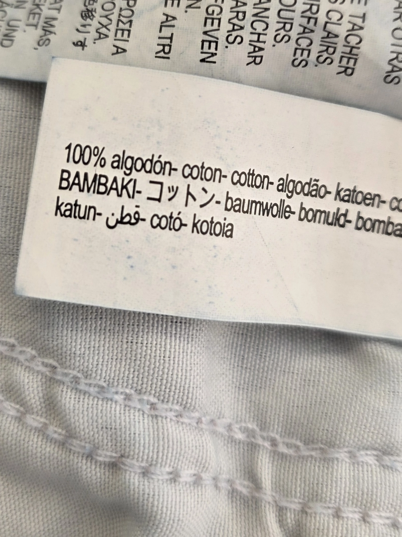 Kompletna damska stylizacja premium składająca się z marynarki w kratkę, t-shirtu Tommy Hilfiger z dekoltem V oraz jeansów Zara z wysokim stanem