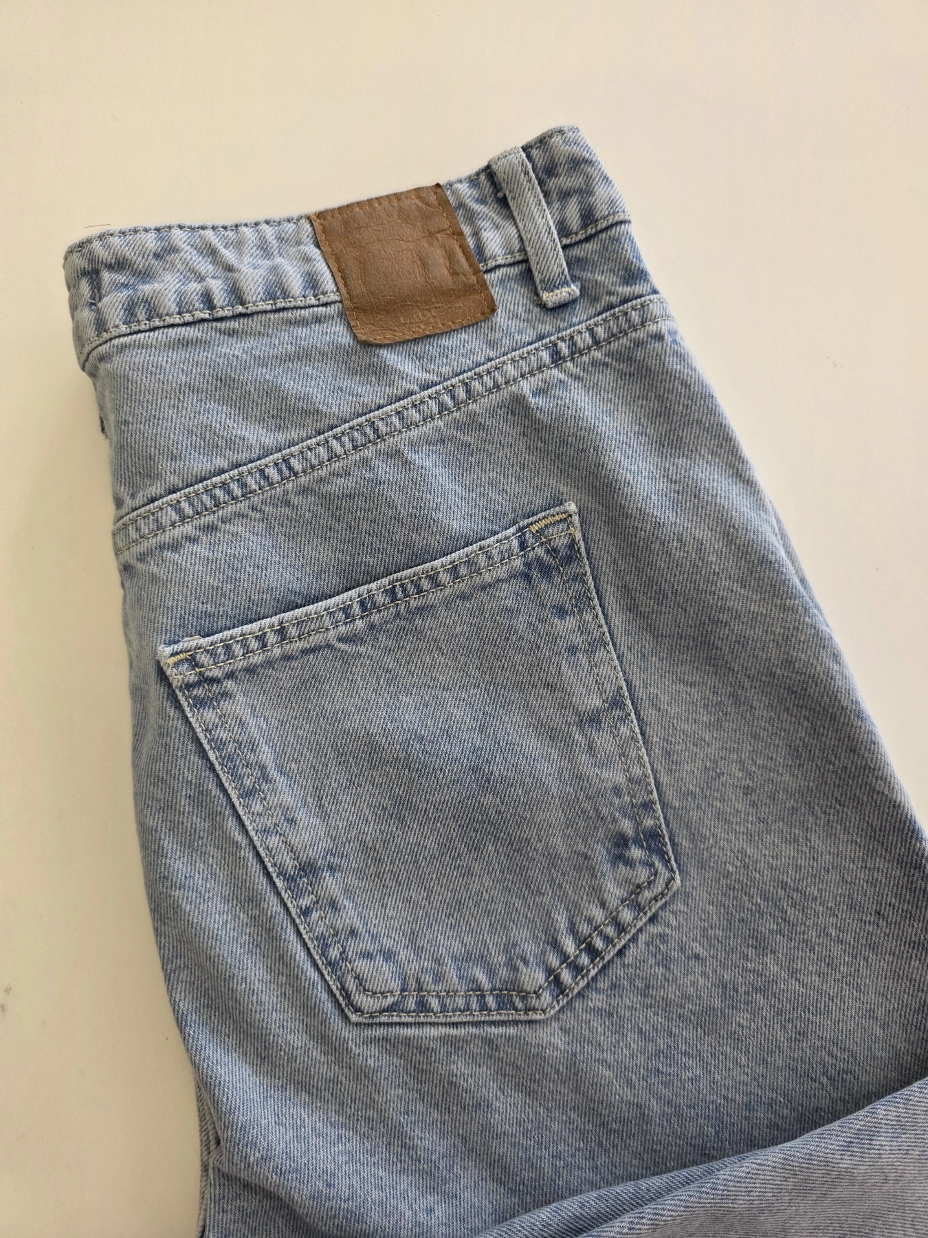 Kompletna damska stylizacja premium składająca się z marynarki w kratkę, t-shirtu Tommy Hilfiger z dekoltem V oraz jeansów Zara z wysokim stanem