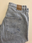 Kompletna damska stylizacja premium składająca się z marynarki w kratkę, t-shirtu Tommy Hilfiger z dekoltem V oraz jeansów Zara z wysokim stanem