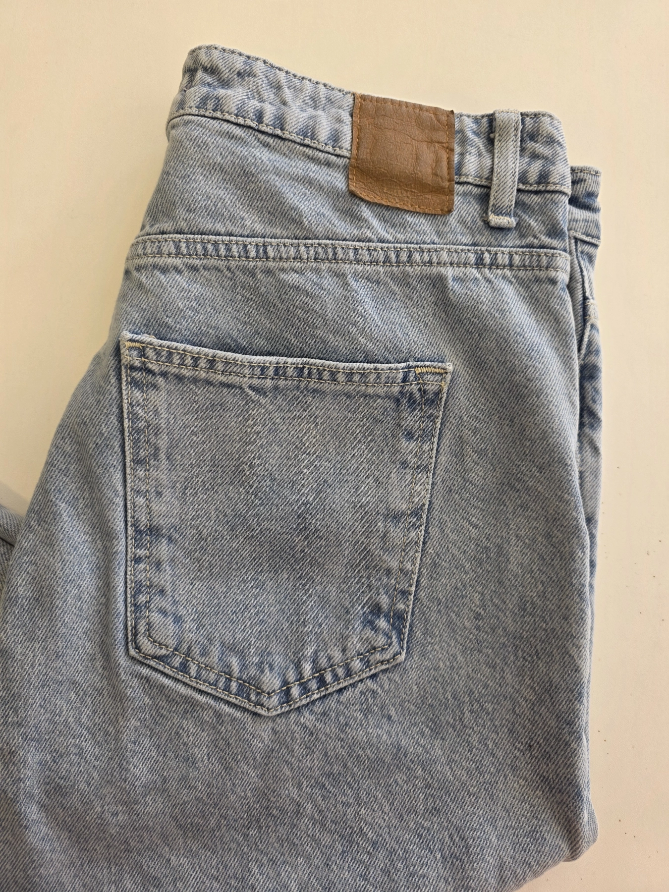Kompletna damska stylizacja premium składająca się z marynarki w kratkę, t-shirtu Tommy Hilfiger z dekoltem V oraz jeansów Zara z wysokim stanem