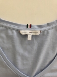 Kompletna damska stylizacja premium składająca się z marynarki w kratkę, t-shirtu Tommy Hilfiger z dekoltem V oraz jeansów Zara z wysokim stanem
