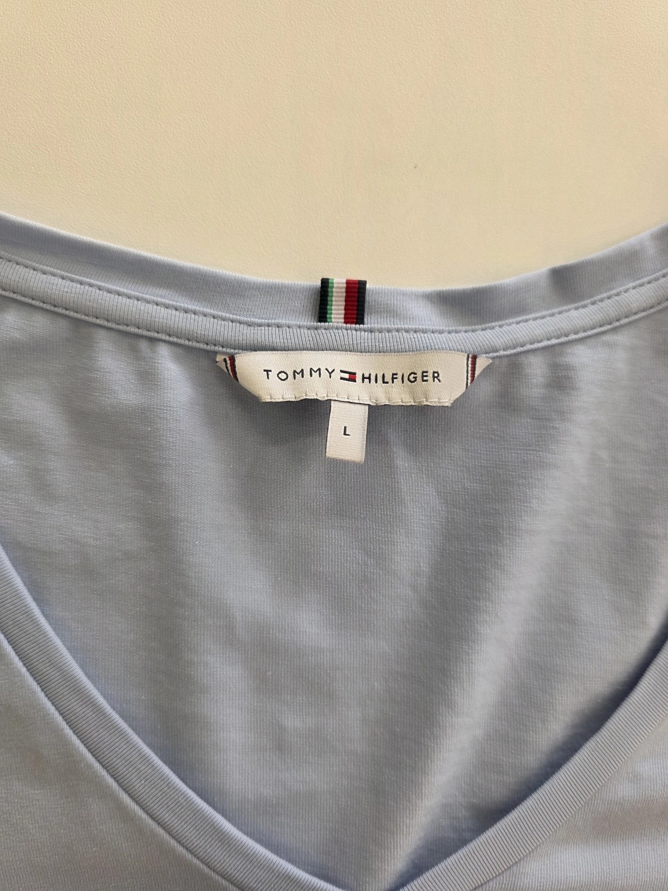 Kompletna damska stylizacja premium składająca się z marynarki w kratkę, t-shirtu Tommy Hilfiger z dekoltem V oraz jeansów Zara z wysokim stanem