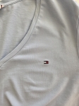 Kompletna damska stylizacja premium składająca się z marynarki w kratkę, t-shirtu Tommy Hilfiger z dekoltem V oraz jeansów Zara z wysokim stanem