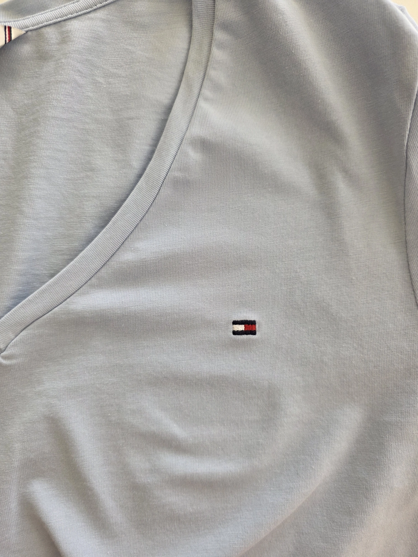 Kompletna damska stylizacja premium składająca się z marynarki w kratkę, t-shirtu Tommy Hilfiger z dekoltem V oraz jeansów Zara z wysokim stanem