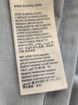 Kompletna damska stylizacja premium składająca się z marynarki w kratkę, t-shirtu Tommy Hilfiger z dekoltem V oraz jeansów Zara z wysokim stanem