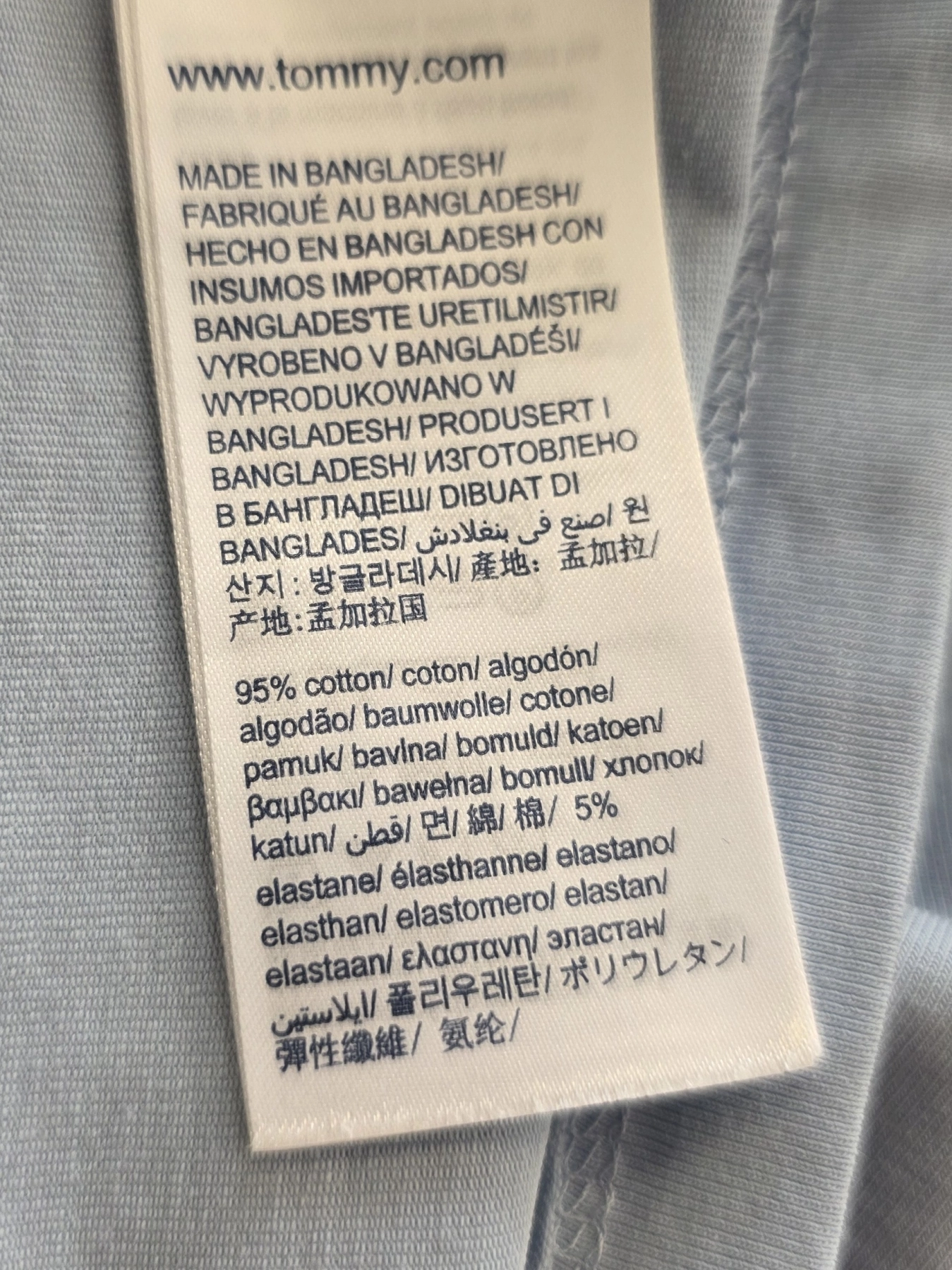 Kompletna damska stylizacja premium składająca się z marynarki w kratkę, t-shirtu Tommy Hilfiger z dekoltem V oraz jeansów Zara z wysokim stanem