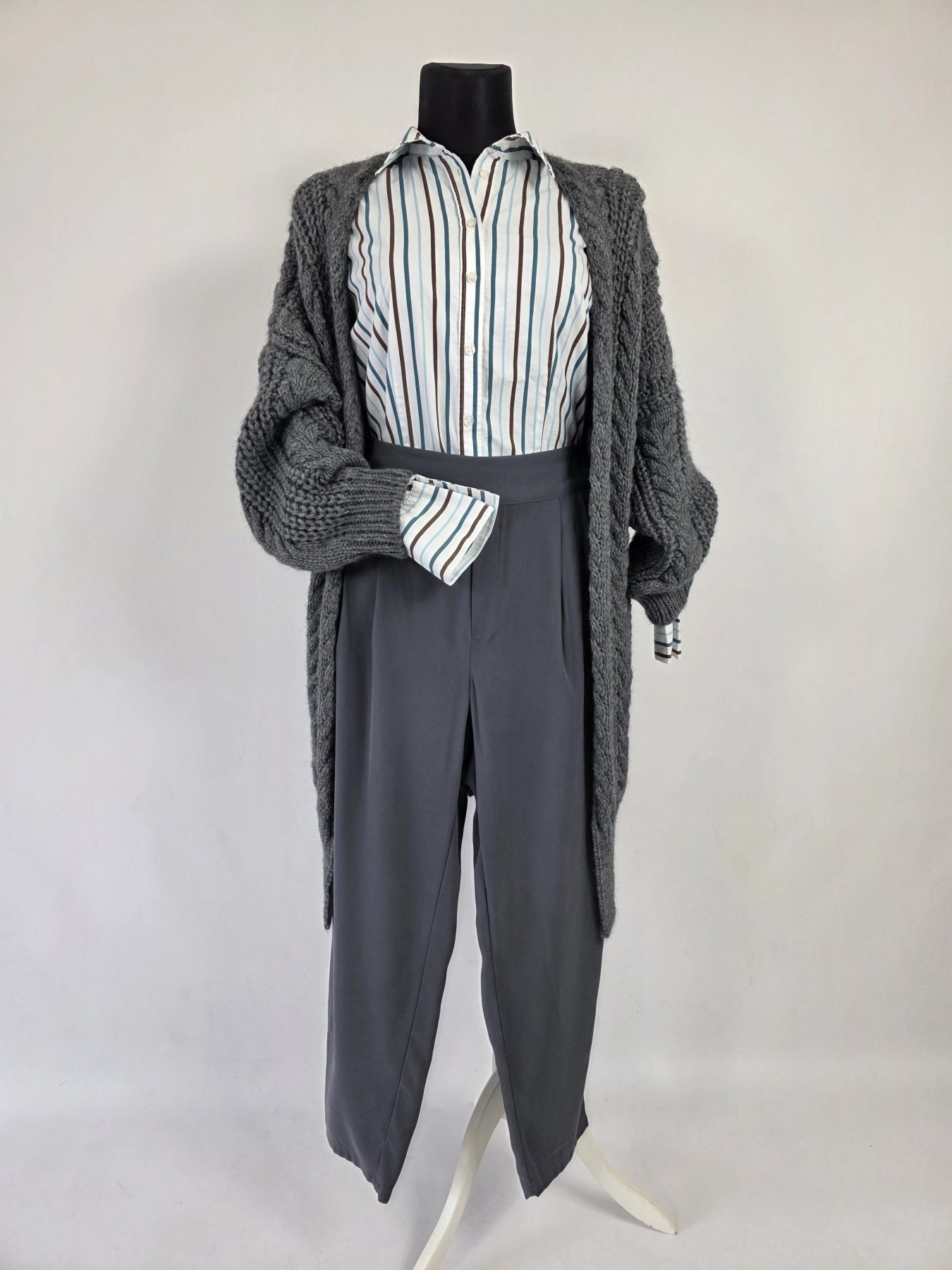 Stylowy komplet damski ze szarym darmowym kardiganem Made in Italy, pasiastą koszulą Clarina oraz wygodnymi spodniami Jake’s na gumce