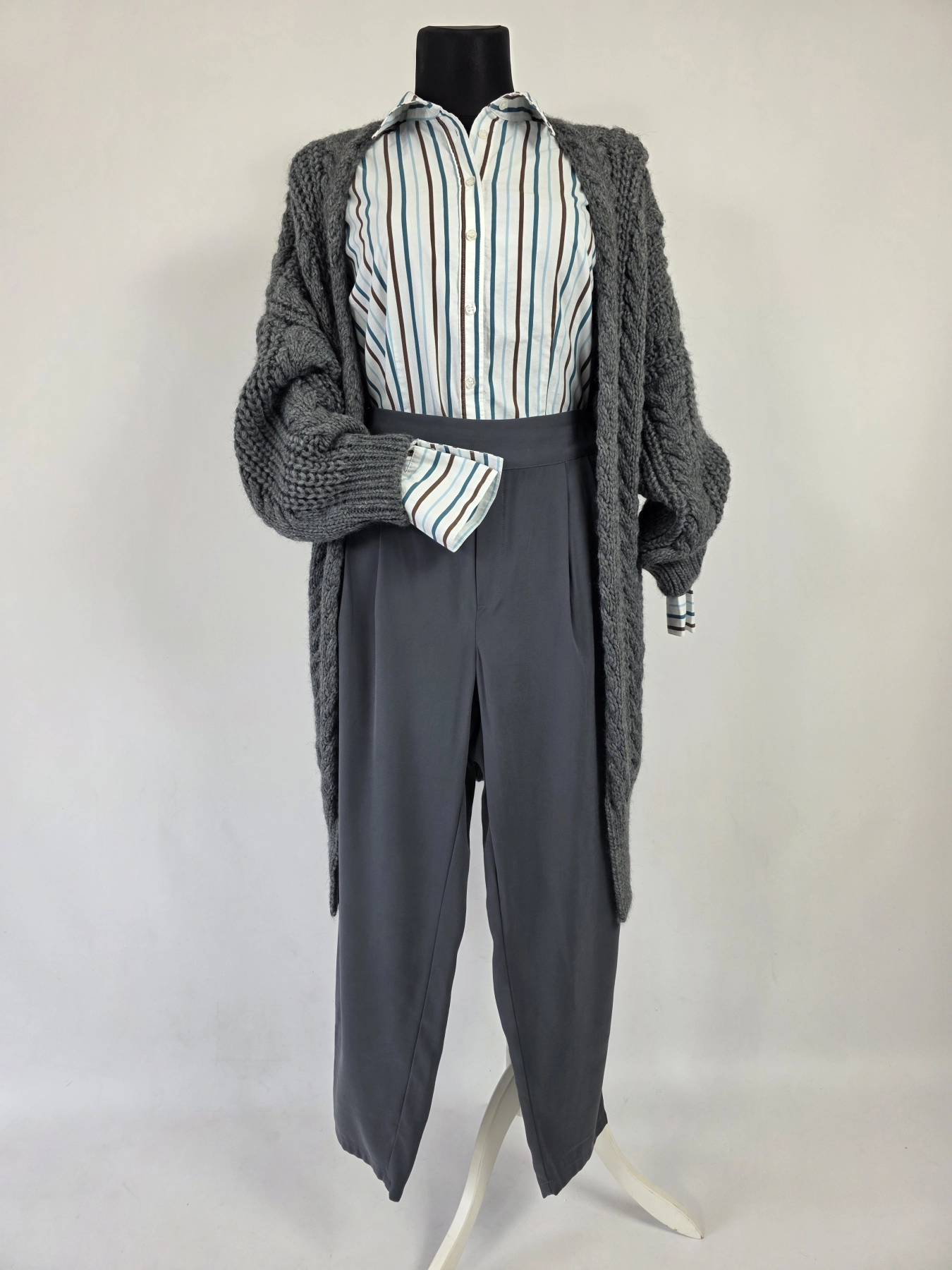 Stylowy komplet damski ze szarym darmowym kardiganem Made in Italy, pasiastą koszulą Clarina oraz wygodnymi spodniami Jake’s na gumce