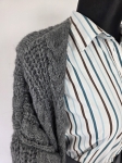 Stylowy komplet damski ze szarym darmowym kardiganem Made in Italy, pasiastą koszulą Clarina oraz wygodnymi spodniami Jake’s na gumce