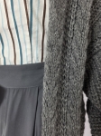 Stylowy komplet damski ze szarym darmowym kardiganem Made in Italy, pasiastą koszulą Clarina oraz wygodnymi spodniami Jake’s na gumce