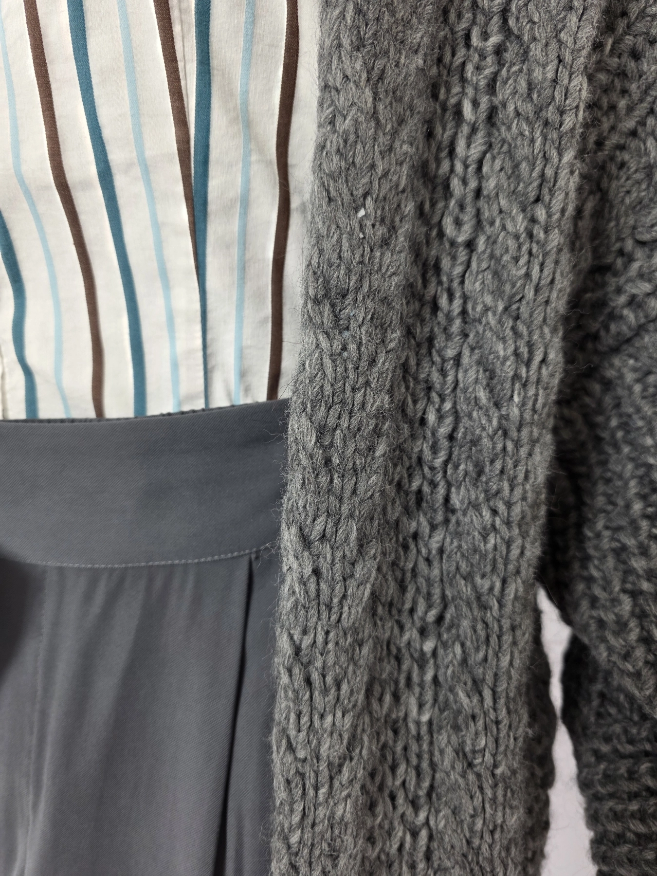 Stylowy komplet damski ze szarym darmowym kardiganem Made in Italy, pasiastą koszulą Clarina oraz wygodnymi spodniami Jake’s na gumce