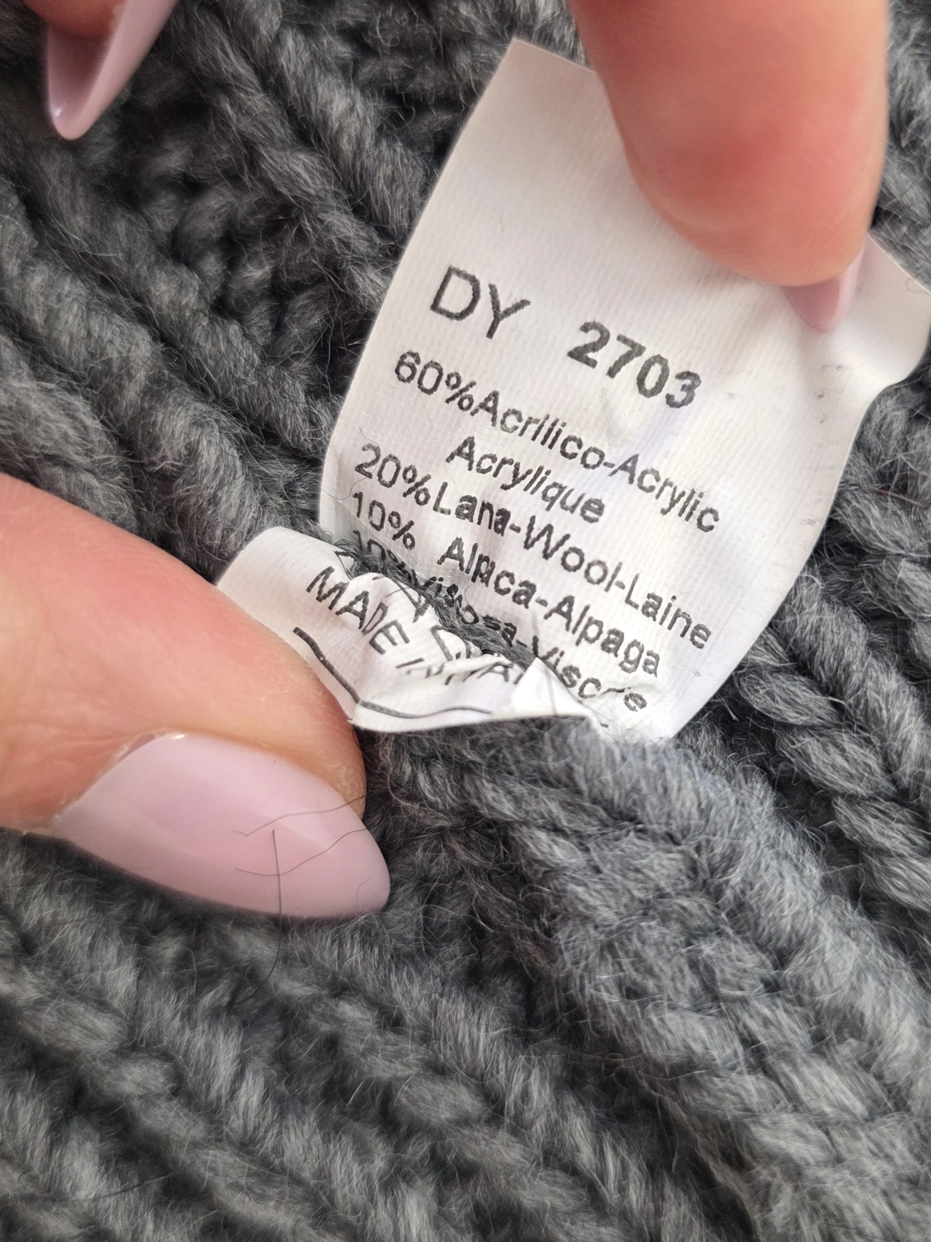 Stylowy komplet damski ze szarym darmowym kardiganem Made in Italy, pasiastą koszulą Clarina oraz wygodnymi spodniami Jake’s na gumce