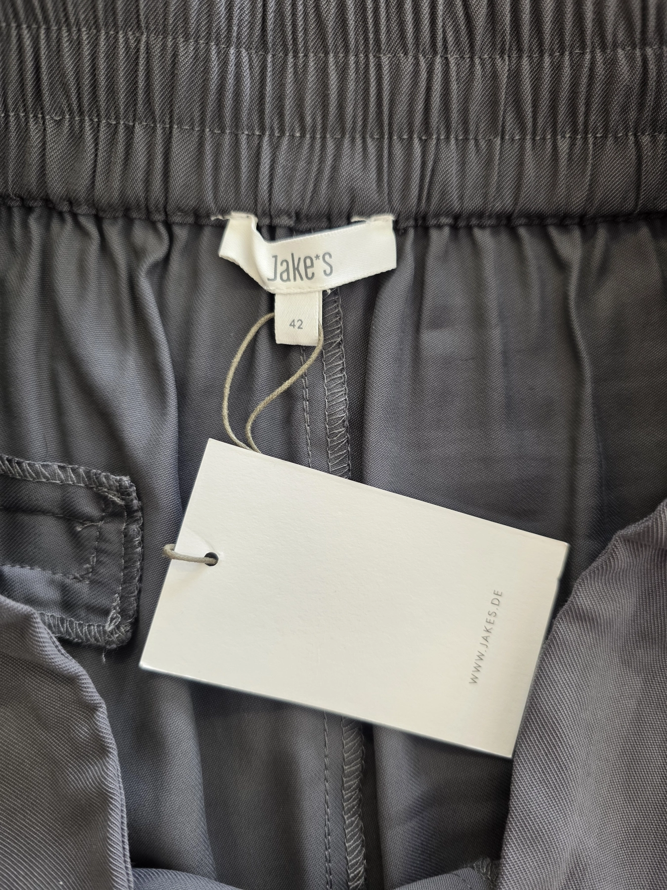 Stylowy komplet damski ze szarym darmowym kardiganem Made in Italy, pasiastą koszulą Clarina oraz wygodnymi spodniami Jake’s na gumce
