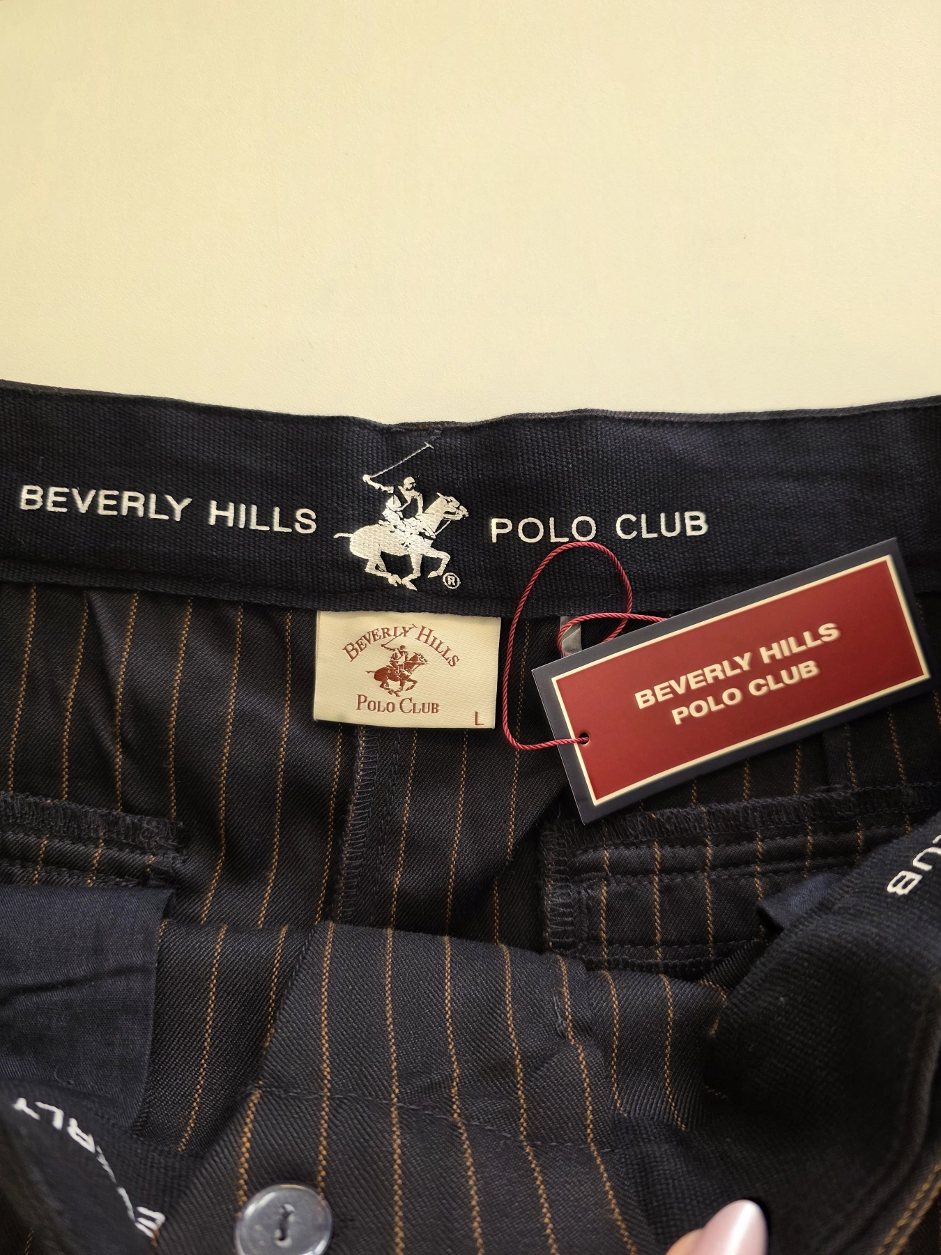Stylizacja premium łącząca wzorzystą wiskozową koszulę Second Female oraz eleganckie spodnie w prążek Beverly Hills Polo Club z wysokim stanem
