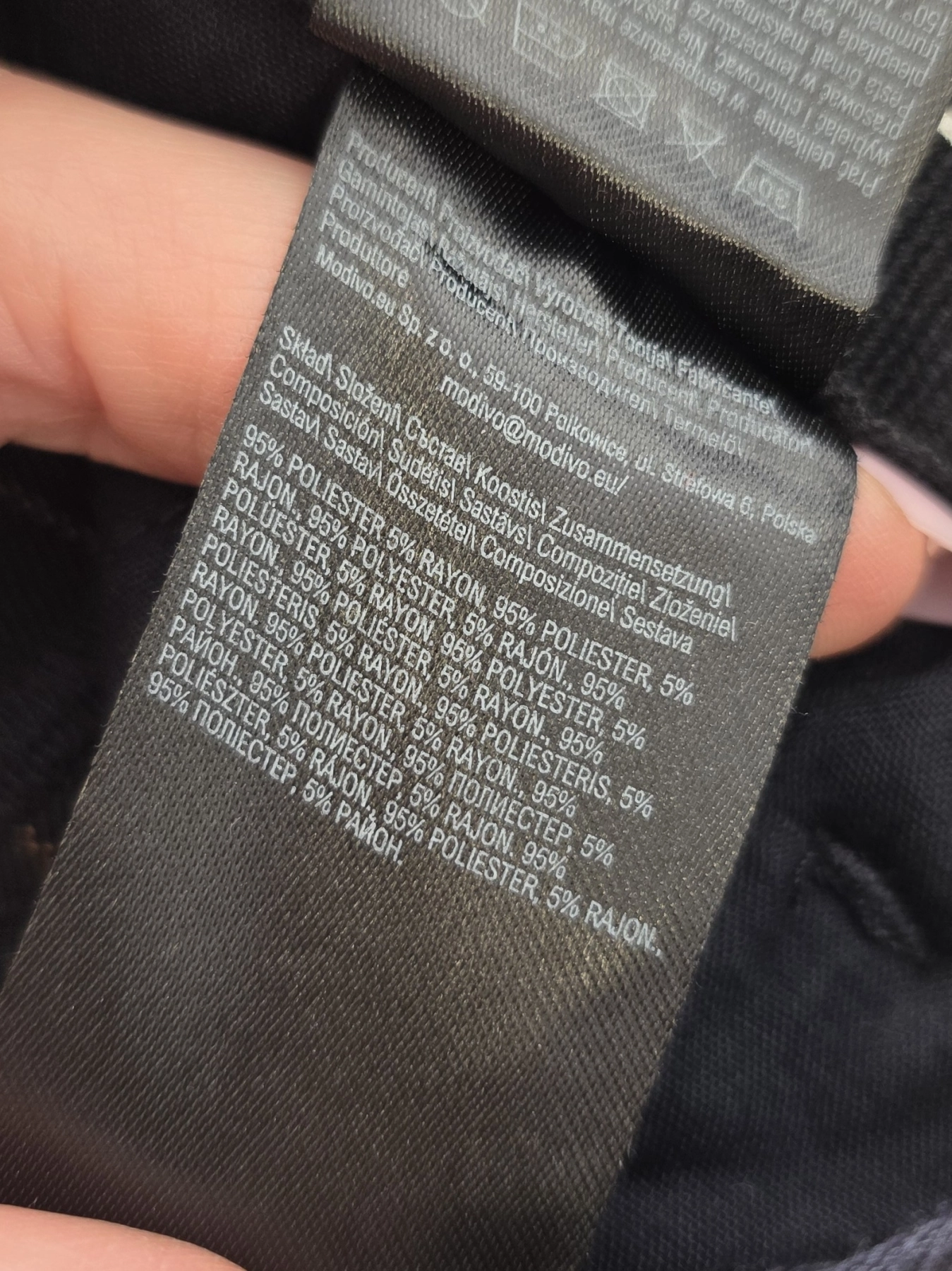 Stylizacja premium łącząca wzorzystą wiskozową koszulę Second Female oraz eleganckie spodnie w prążek Beverly Hills Polo Club z wysokim stanem