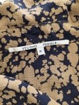 Stylizacja premium łącząca wzorzystą wiskozową koszulę Second Female oraz eleganckie spodnie w prążek Beverly Hills Polo Club z wysokim stanem
