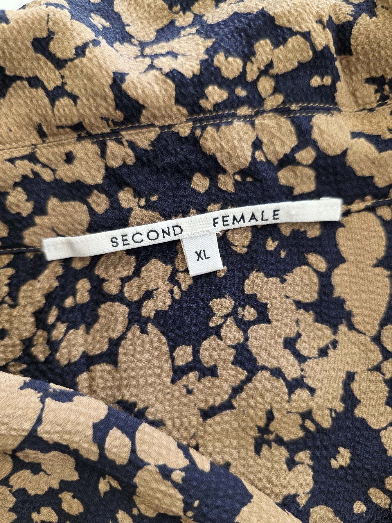 Stylizacja premium łącząca wzorzystą wiskozową koszulę Second Female oraz eleganckie spodnie w prążek Beverly Hills Polo Club z wysokim stanem