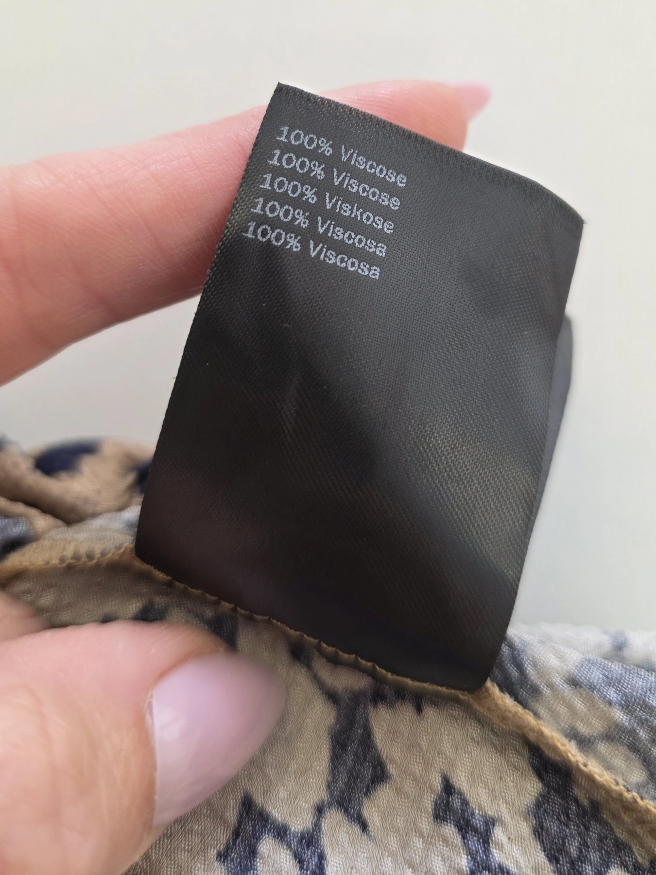 Stylizacja premium łącząca wzorzystą wiskozową koszulę Second Female oraz eleganckie spodnie w prążek Beverly Hills Polo Club z wysokim stanem