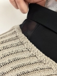 Stylowy komplet damski składający się z czarnej bluzki Simple, luźnego swetra Carla F. oraz eleganckich spodni Selected/Femme z wysokim stanem