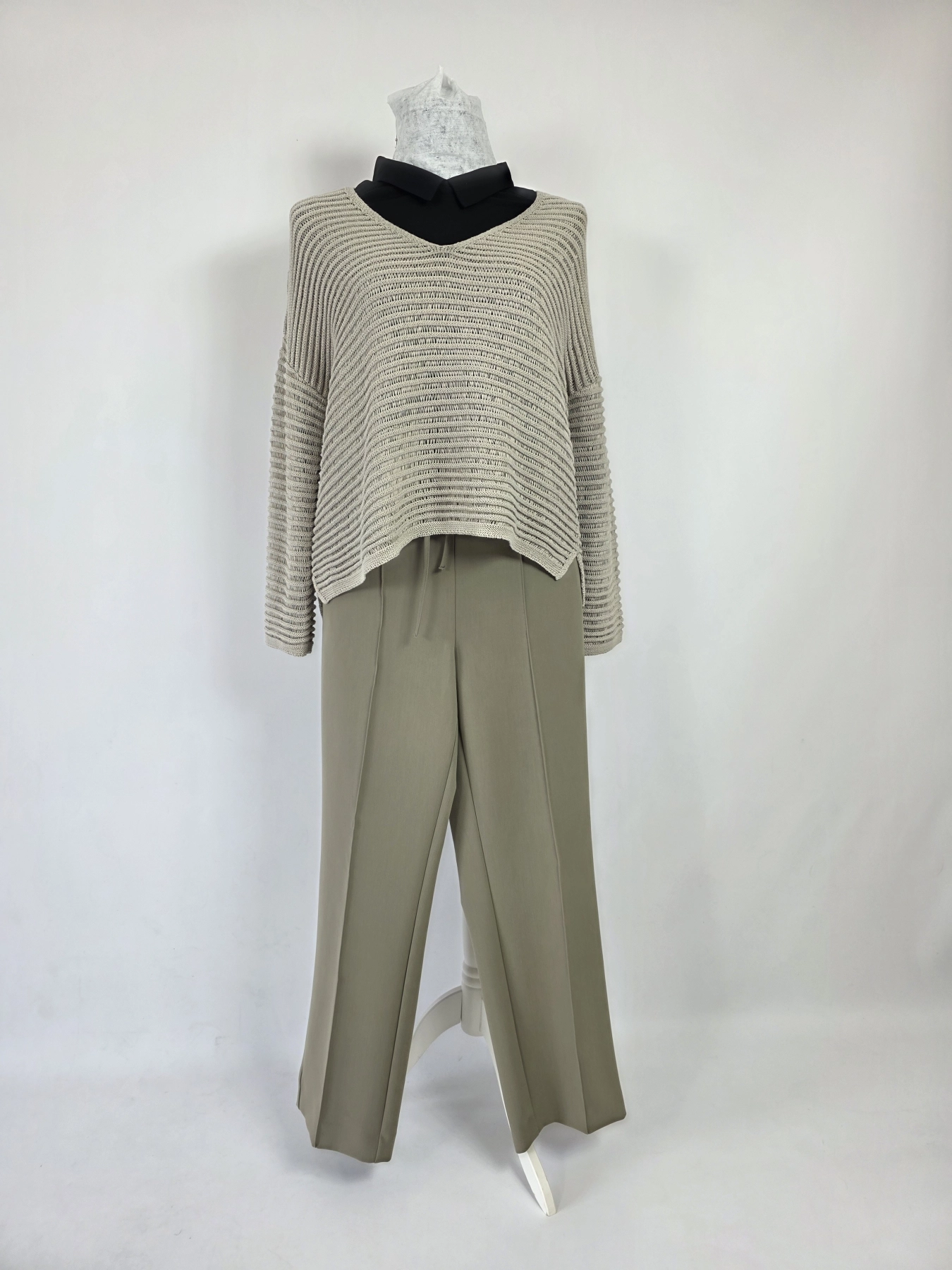 Stylowy komplet damski składający się z czarnej bluzki Simple, luźnego swetra Carla F. oraz eleganckich spodni Selected/Femme z wysokim stanem