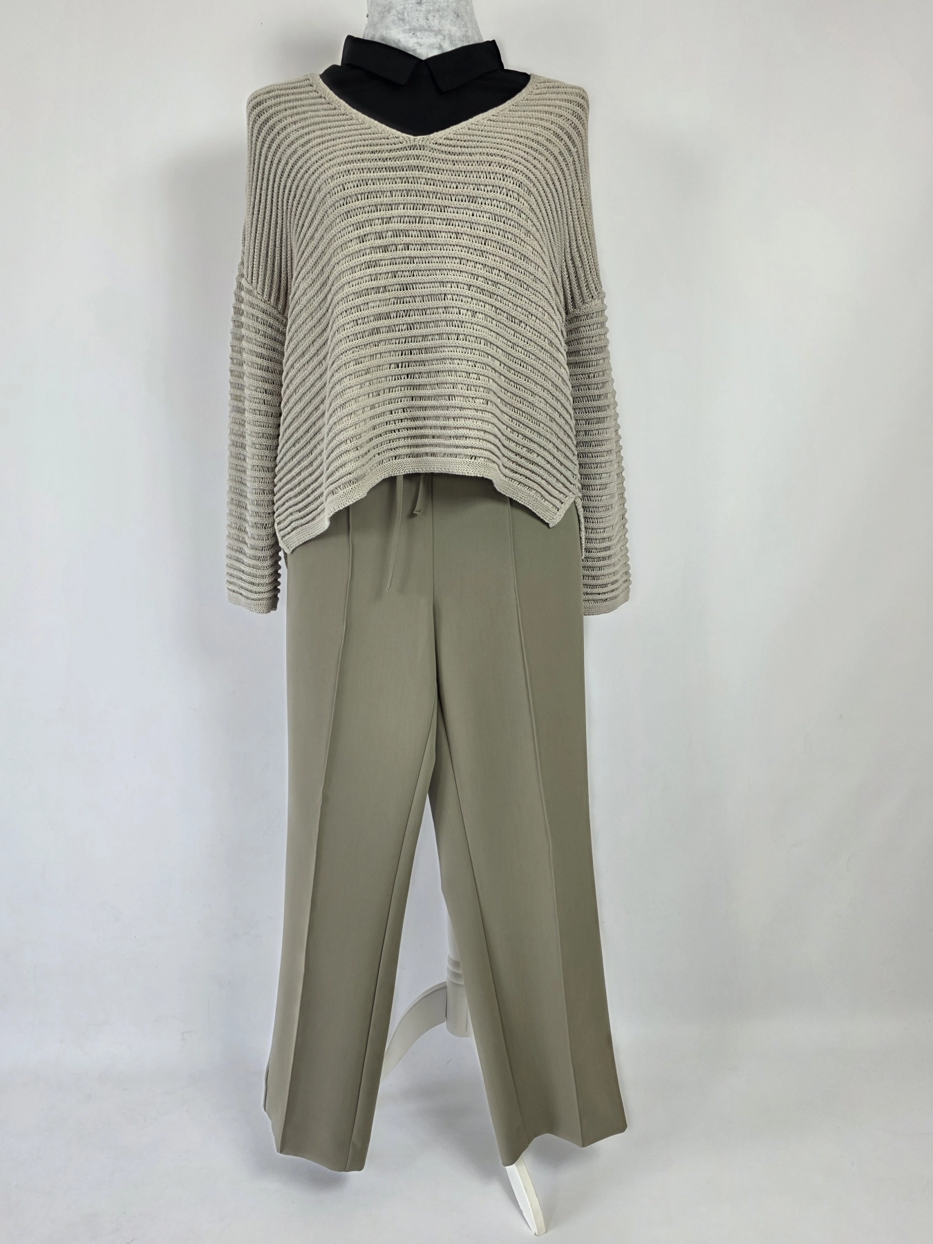 Stylowy komplet damski składający się z czarnej bluzki Simple, luźnego swetra Carla F. oraz eleganckich spodni Selected/Femme z wysokim stanem