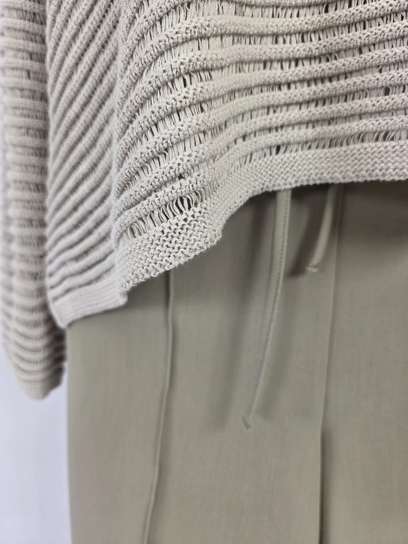 Stylowy komplet damski składający się z czarnej bluzki Simple, luźnego swetra Carla F. oraz eleganckich spodni Selected/Femme z wysokim stanem