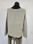 Stylowy komplet damski składający się z czarnej bluzki Simple, luźnego swetra Carla F. oraz eleganckich spodni Selected/Femme z wysokim stanem