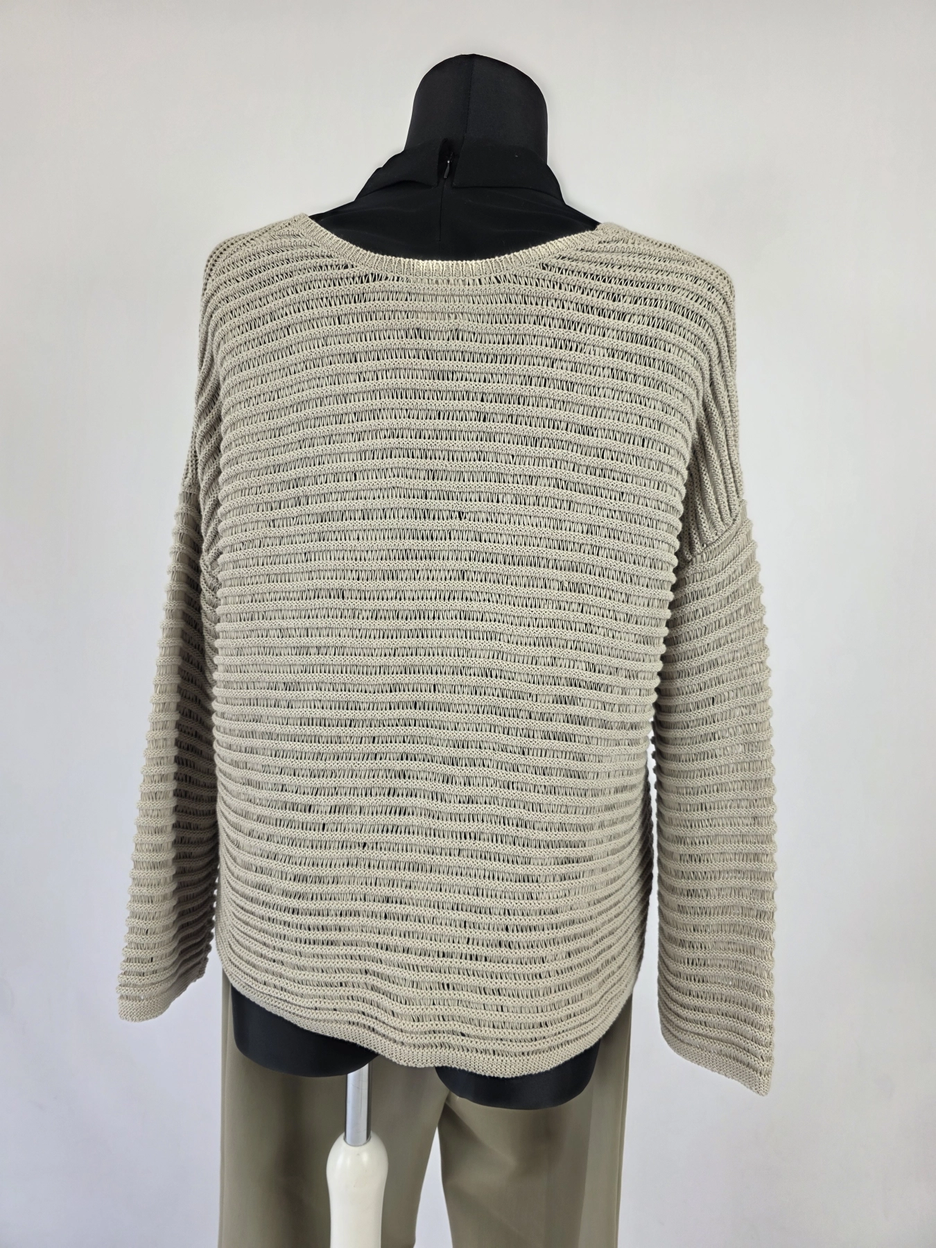 Stylowy komplet damski składający się z czarnej bluzki Simple, luźnego swetra Carla F. oraz eleganckich spodni Selected/Femme z wysokim stanem