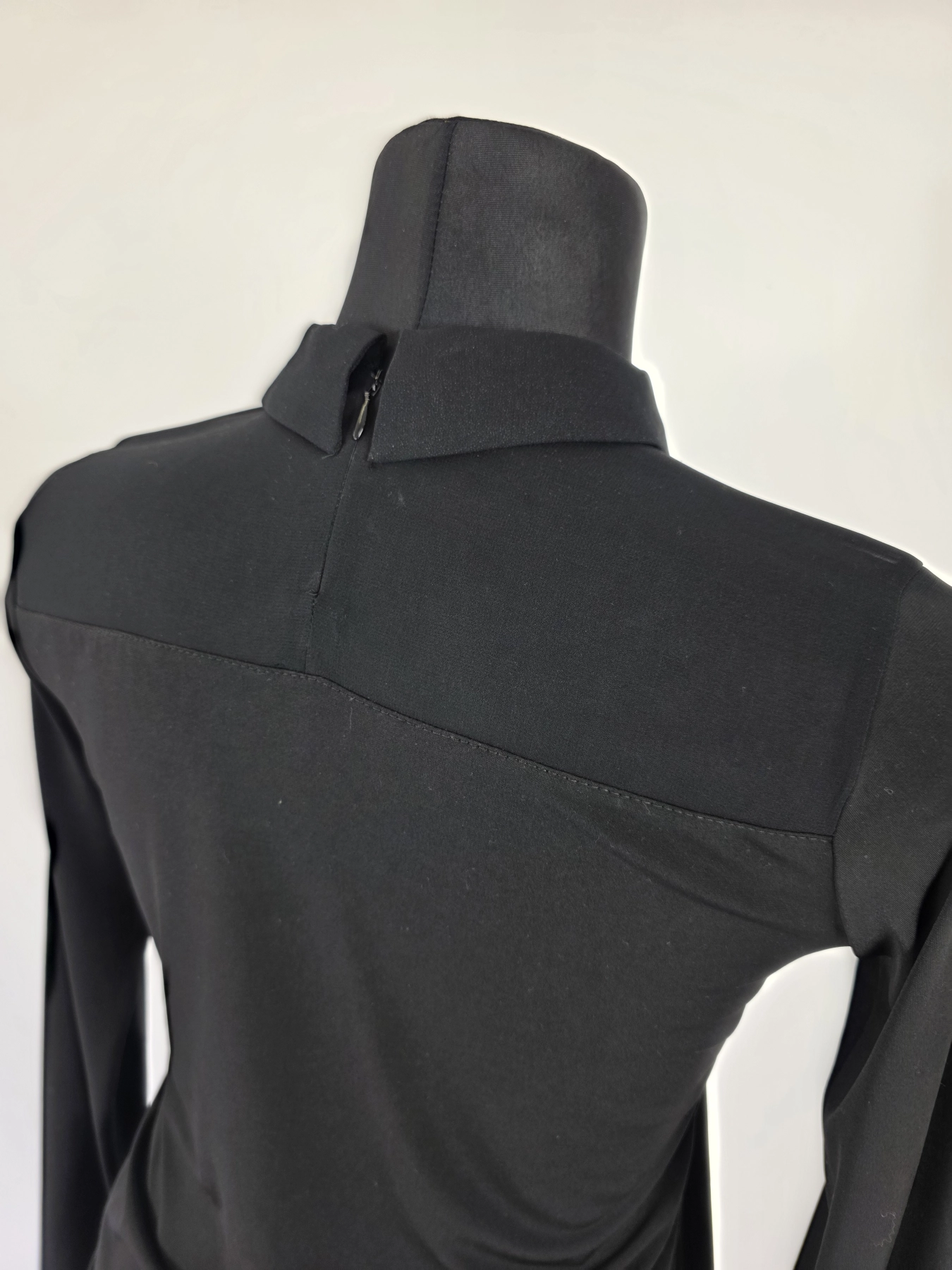 Stylowy komplet damski składający się z czarnej bluzki Simple, luźnego swetra Carla F. oraz eleganckich spodni Selected/Femme z wysokim stanem