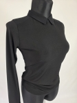 Stylowy komplet damski składający się z czarnej bluzki Simple, luźnego swetra Carla F. oraz eleganckich spodni Selected/Femme z wysokim stanem