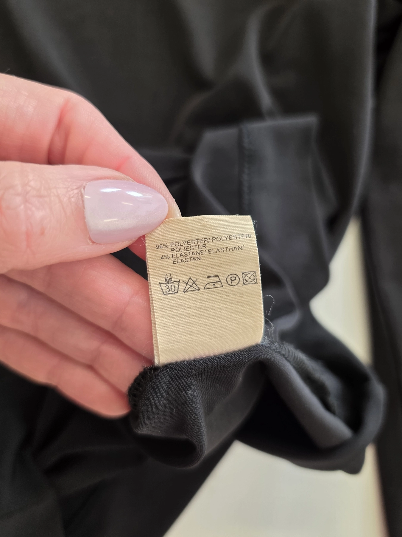 Stylowy komplet damski składający się z czarnej bluzki Simple, luźnego swetra Carla F. oraz eleganckich spodni Selected/Femme z wysokim stanem