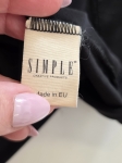 Stylowy komplet damski składający się z czarnej bluzki Simple, luźnego swetra Carla F. oraz eleganckich spodni Selected/Femme z wysokim stanem