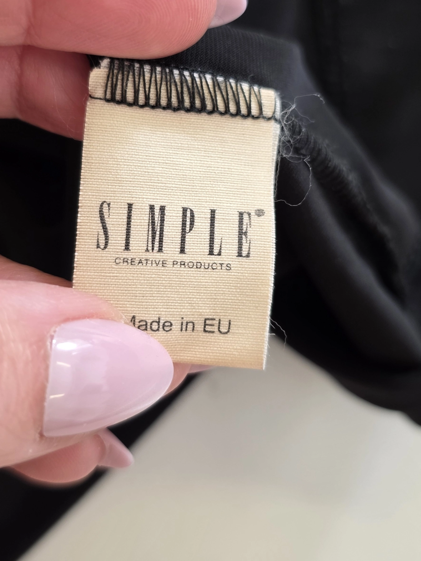 Stylowy komplet damski składający się z czarnej bluzki Simple, luźnego swetra Carla F. oraz eleganckich spodni Selected/Femme z wysokim stanem