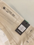 Stylowy komplet damski skomponowany przez stylistkę, składający się z długiego kardiganu Niumi, białej bluzki oraz jasnych spodni G-Star RAW z broszką