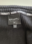 Stylowy komplet damski skomponowany przez stylistkę, składający się z długiego kardiganu Niumi, białej bluzki oraz jasnych spodni G-Star RAW z broszką