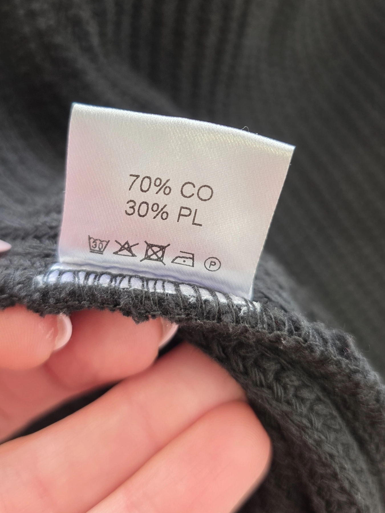 Stylowy komplet damski skomponowany przez stylistkę, składający się z długiego kardiganu Niumi, białej bluzki oraz jasnych spodni G-Star RAW z broszką