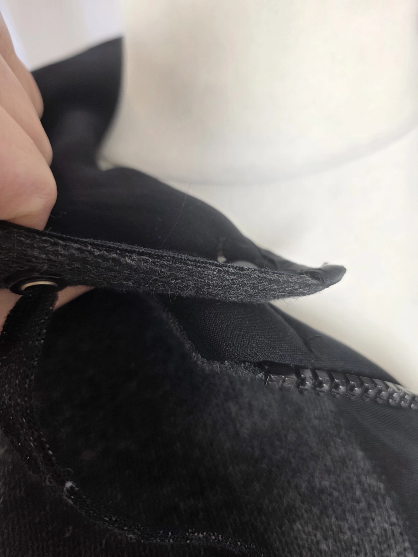 Dwuczęściowy komplet damski Twinset z bluzą i spódnicą to idealny wybór dla kobiet ceniących włoski styl, wygodę oraz elegancję na co dzień