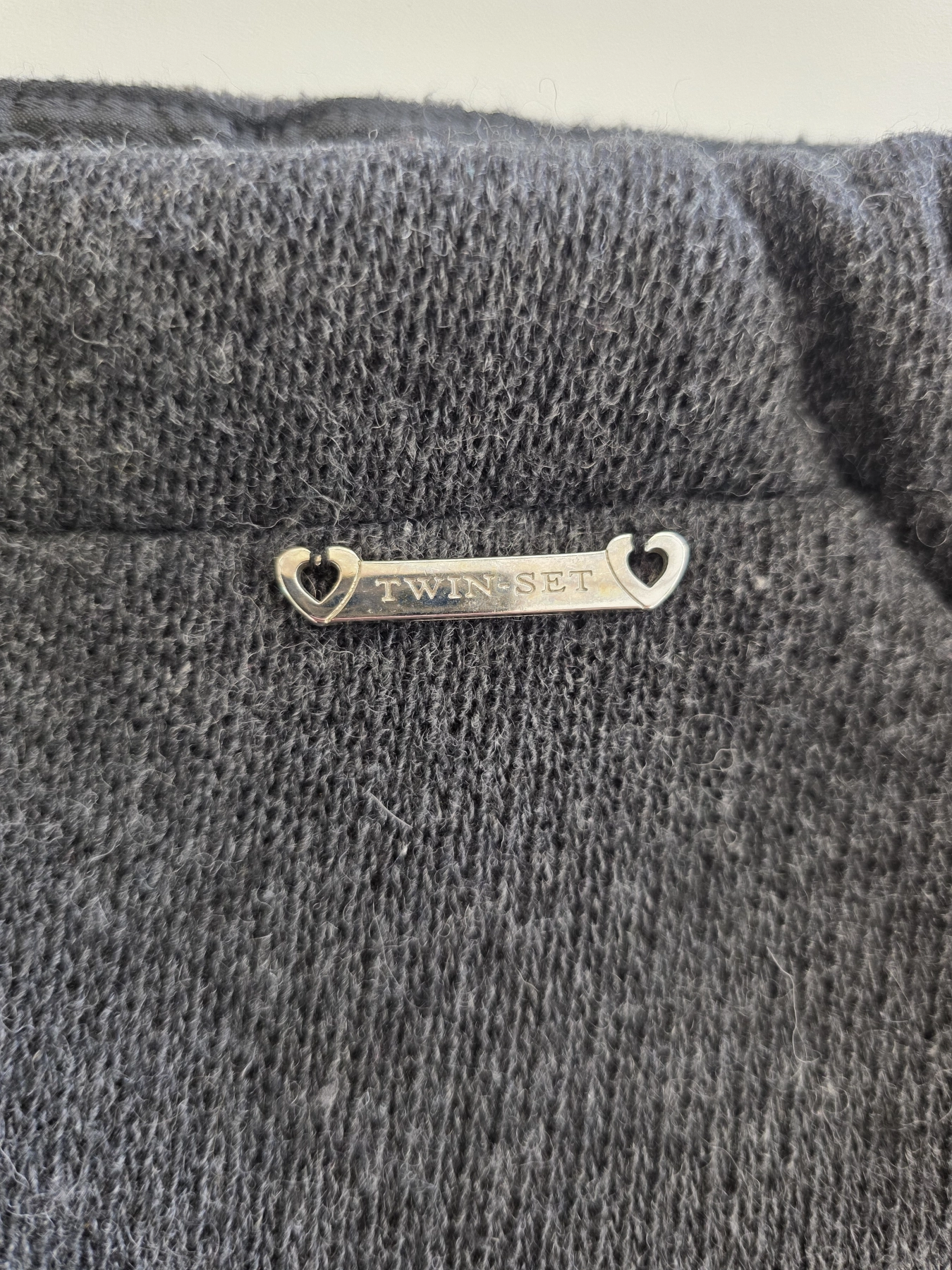 Dwuczęściowy komplet damski Twinset z bluzą i spódnicą to idealny wybór dla kobiet ceniących włoski styl, wygodę oraz elegancję na co dzień